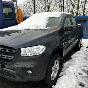 gepflegte Fahrzeuge aus dem Hafenumfeld