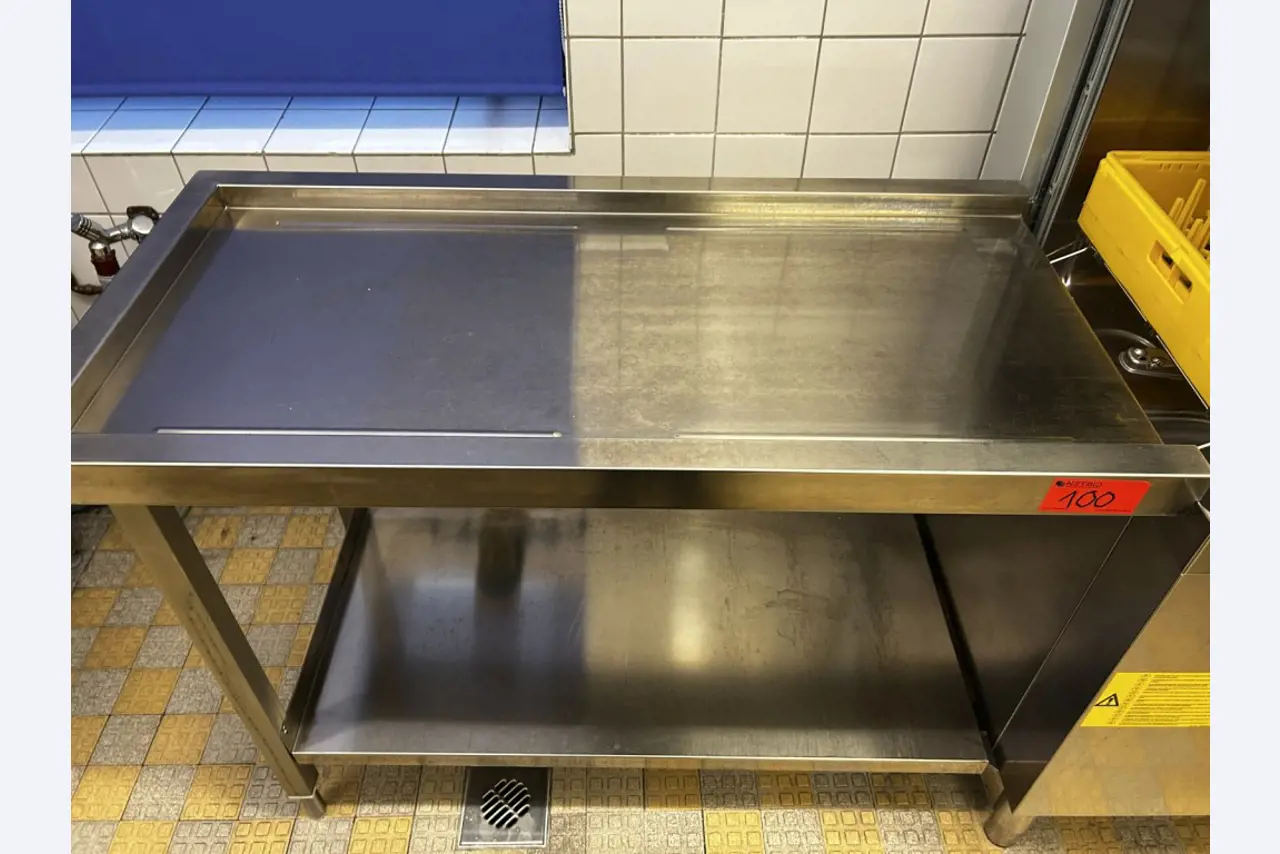 Različna oprema za menze in delavnice z območja pristanišča-2