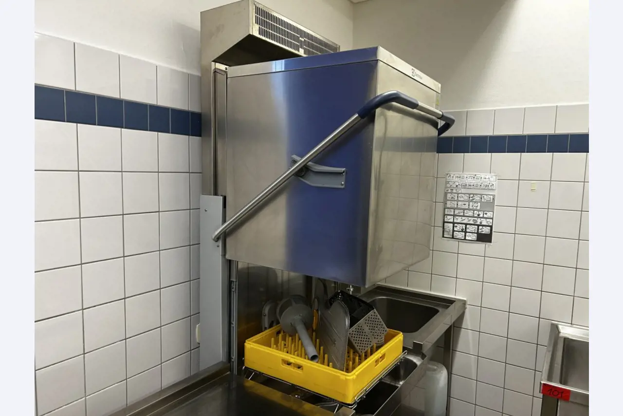 Različna oprema za menze in delavnice z območja pristanišča-3