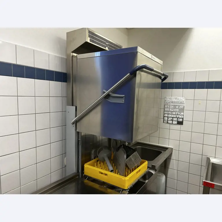 Različna oprema za menze in delavnice z območja pristanišča-3