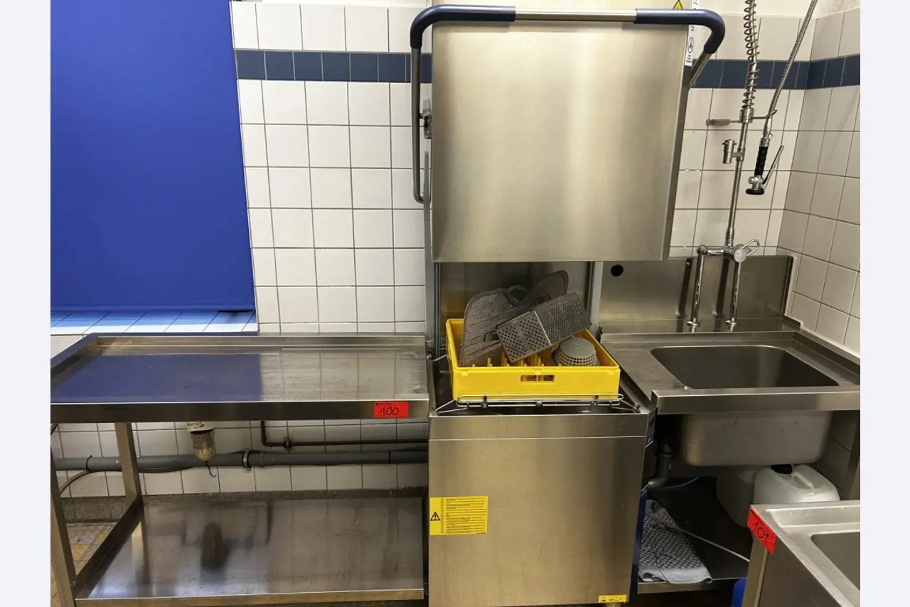 Različna oprema za menze in delavnice z območja pristanišča-1