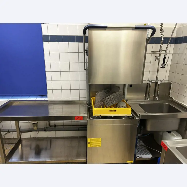 Različna oprema za menze in delavnice z območja pristanišča-1