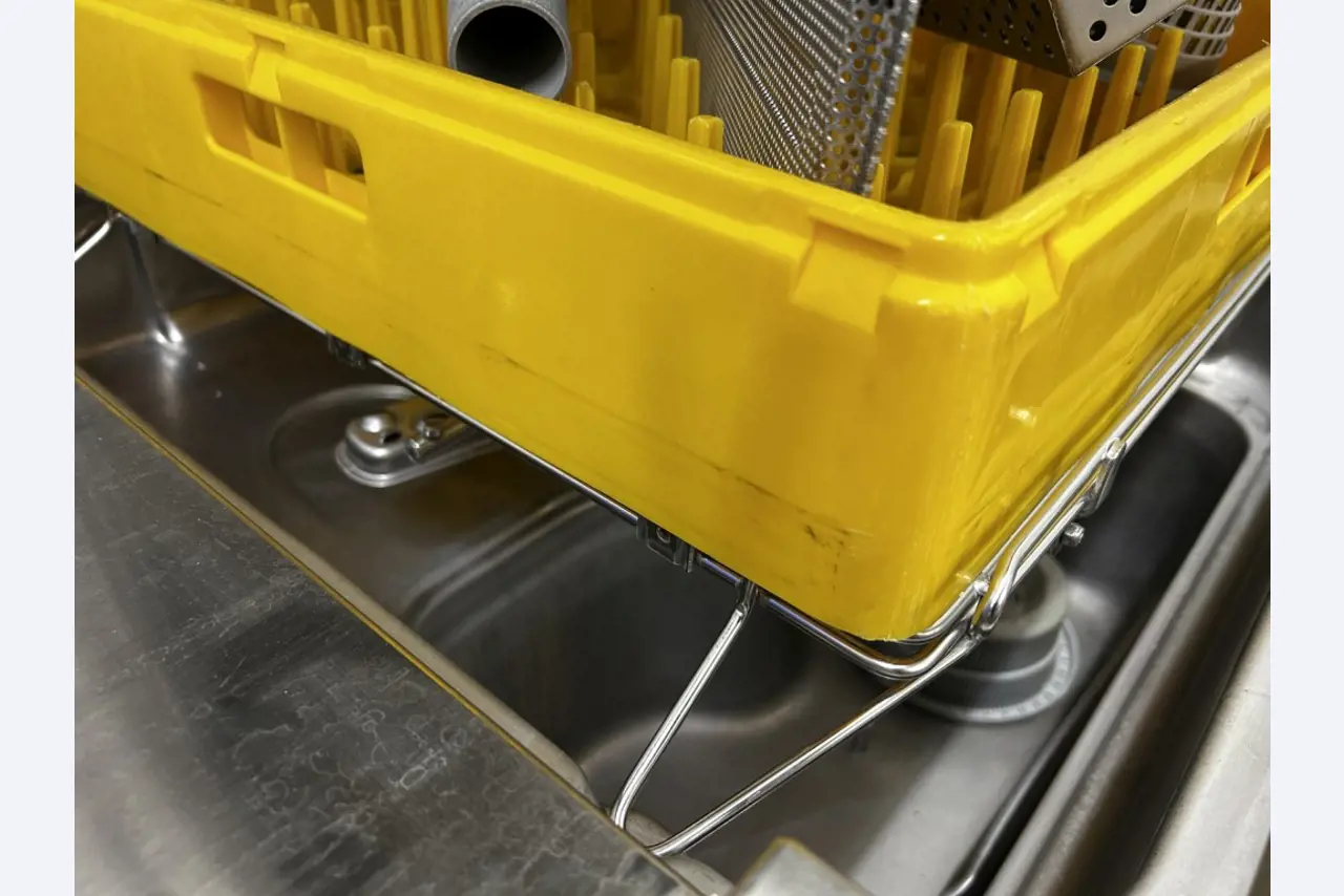 Različna oprema za menze in delavnice z območja pristanišča-6