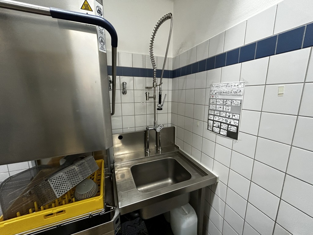 div. Kantineneinrichtung sowie Werkstattzubehör aus dem Hafenumfeld-7