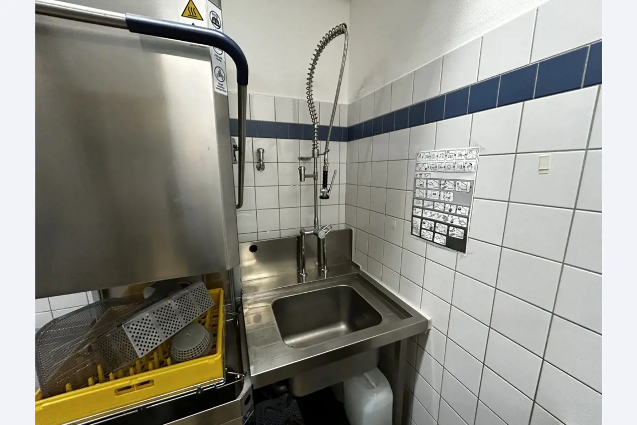 Različna oprema za menze in delavnice z območja pristanišča-7