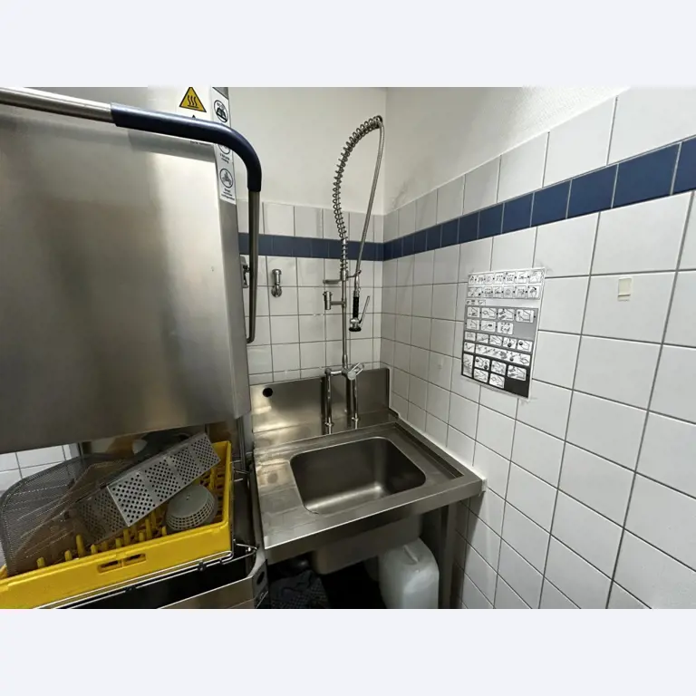 Različna oprema za menze in delavnice z območja pristanišča-7