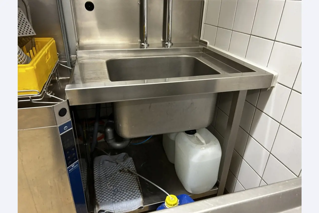 Različna oprema za menze in delavnice z območja pristanišča-8