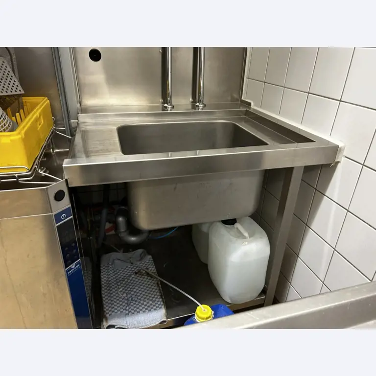 Različna oprema za menze in delavnice z območja pristanišča-8