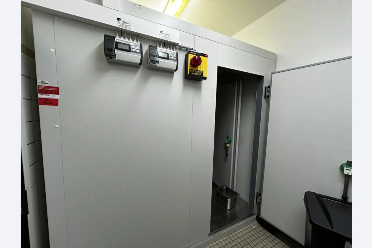 Različna oprema za menze in delavnice z območja pristanišča-2