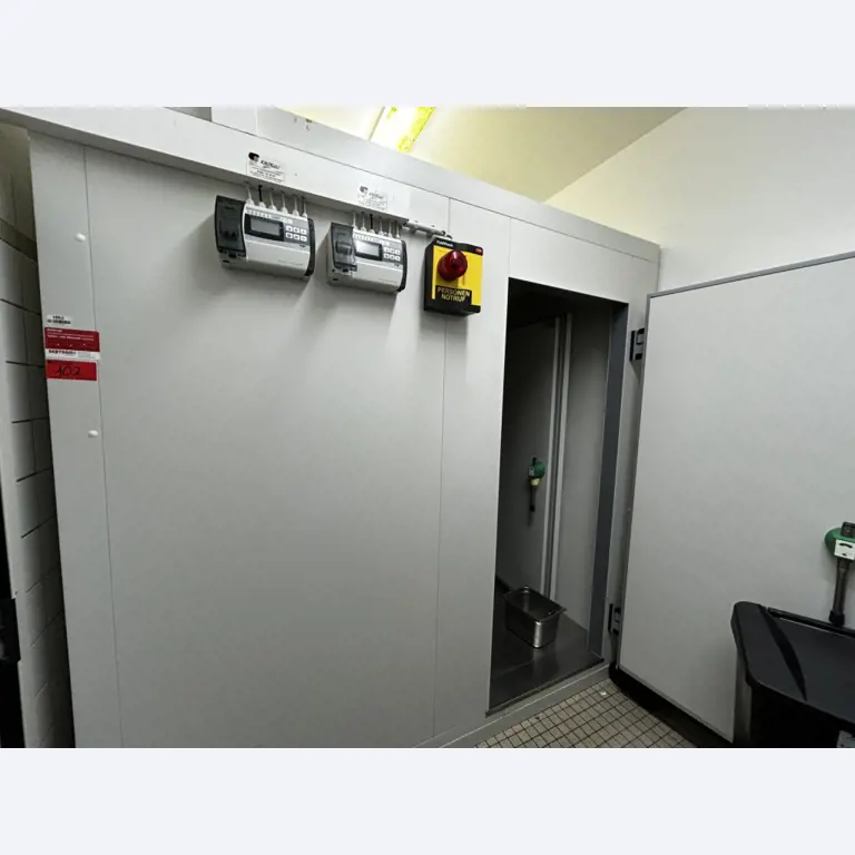 Različna oprema za menze in delavnice z območja pristanišča-2