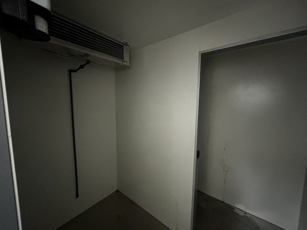 div. Kantineneinrichtung sowie Werkstattzubehör aus dem Hafenumfeld-3