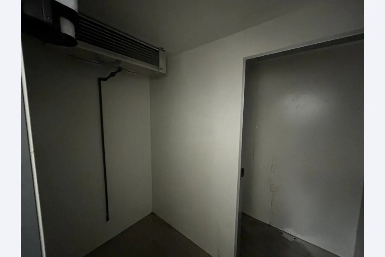 Različna oprema za menze in delavnice z območja pristanišča-3