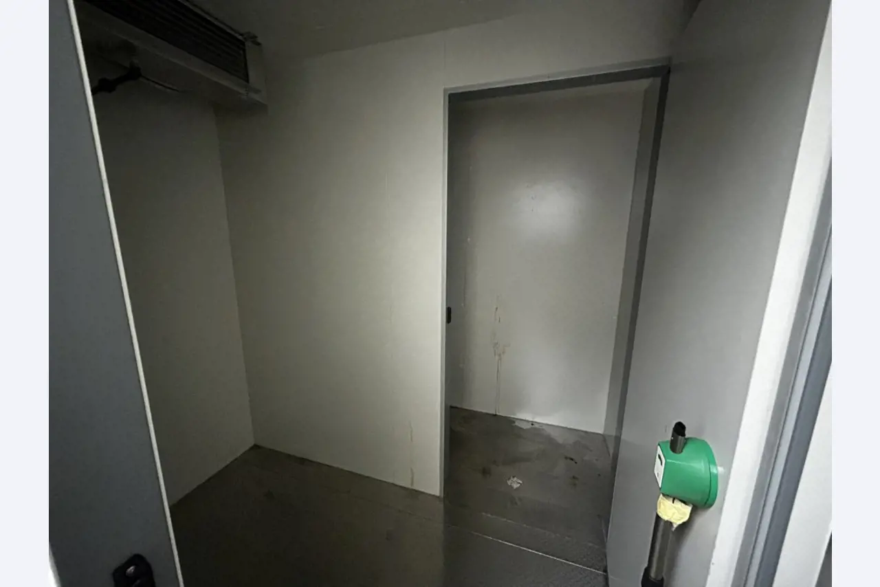 Različna oprema za menze in delavnice z območja pristanišča-4