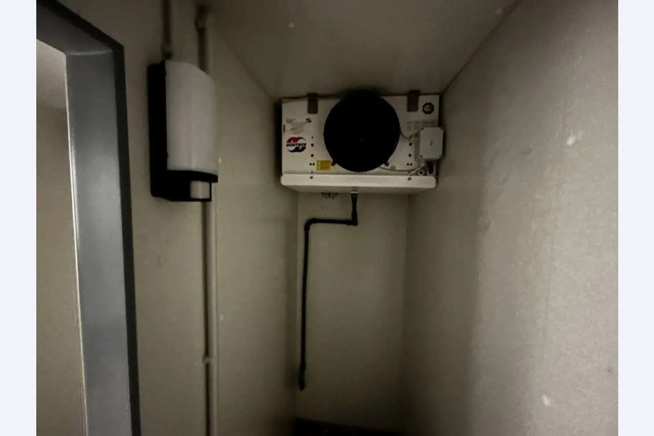 Različna oprema za menze in delavnice z območja pristanišča-5