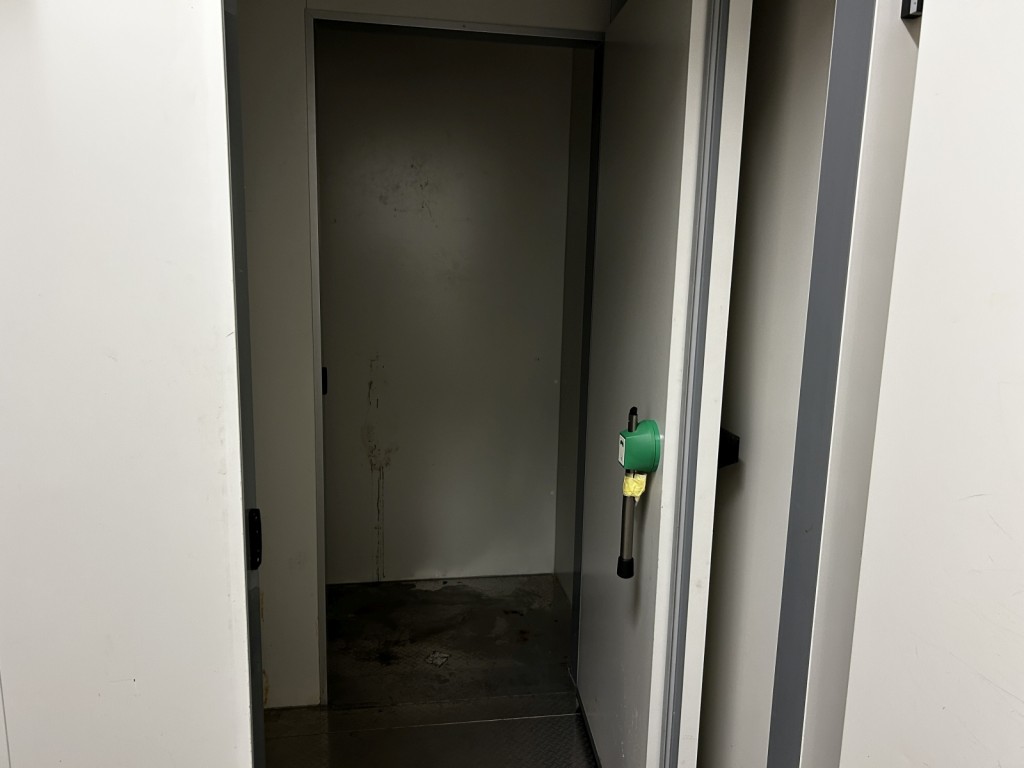 div. Kantineneinrichtung sowie Werkstattzubehör aus dem Hafenumfeld-6