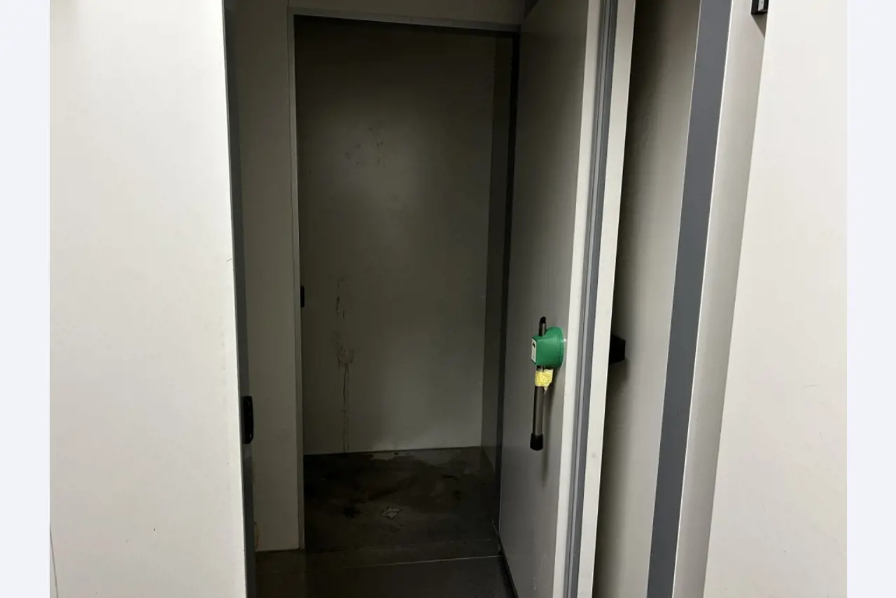 Različna oprema za menze in delavnice z območja pristanišča-6