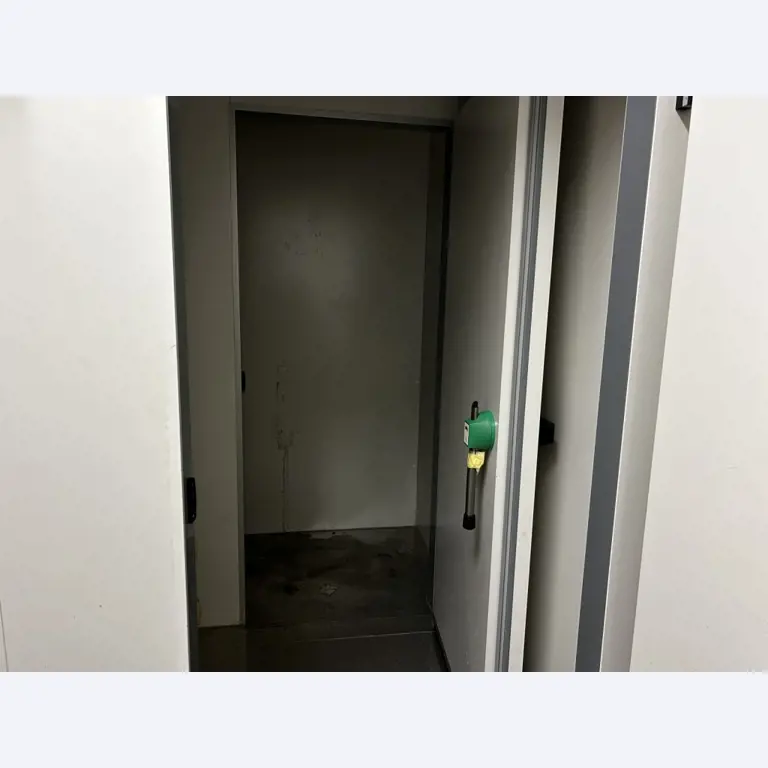 Različna oprema za menze in delavnice z območja pristanišča-6