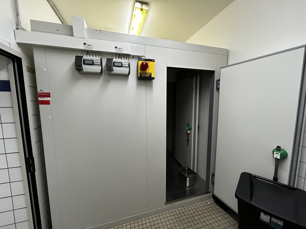 div. Kantineneinrichtung sowie Werkstattzubehör aus dem Hafenumfeld-1