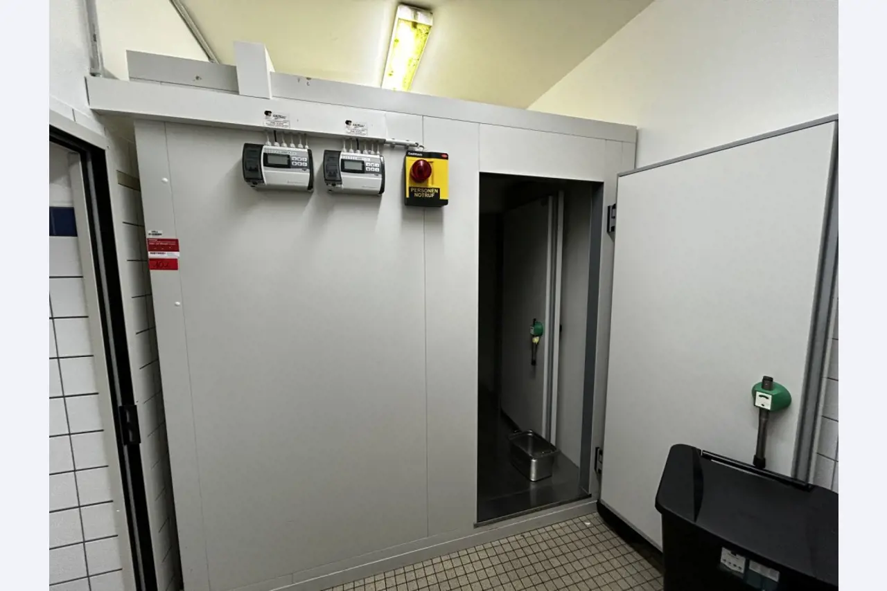 Različna oprema za menze in delavnice z območja pristanišča-1