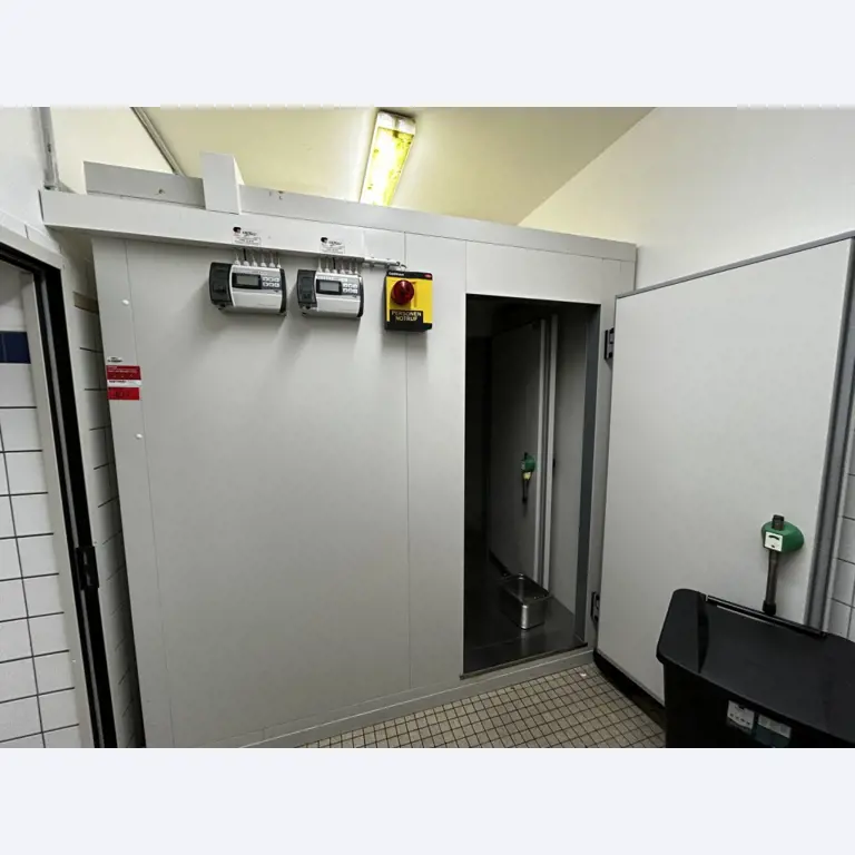 Različna oprema za menze in delavnice z območja pristanišča-1