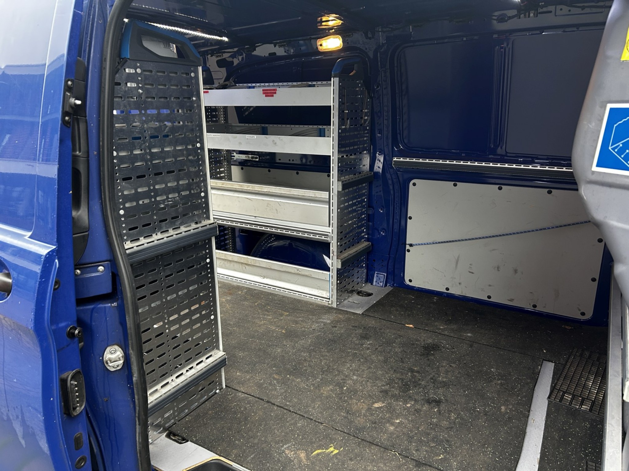 div. Kantineneinrichtung sowie Werkstattzubehör aus dem Hafenumfeld-16