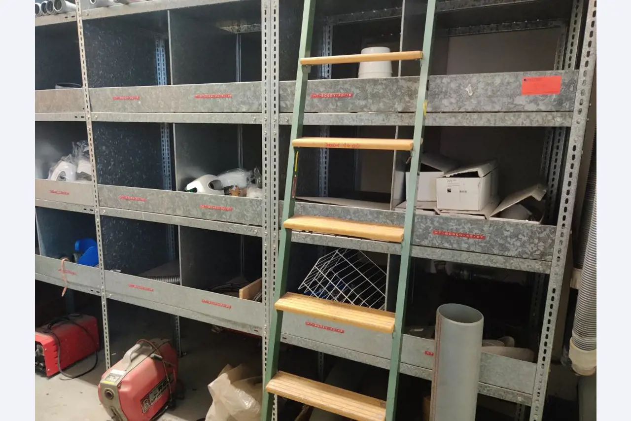 Equipos de taller y fontanería de la zona portuaria-2