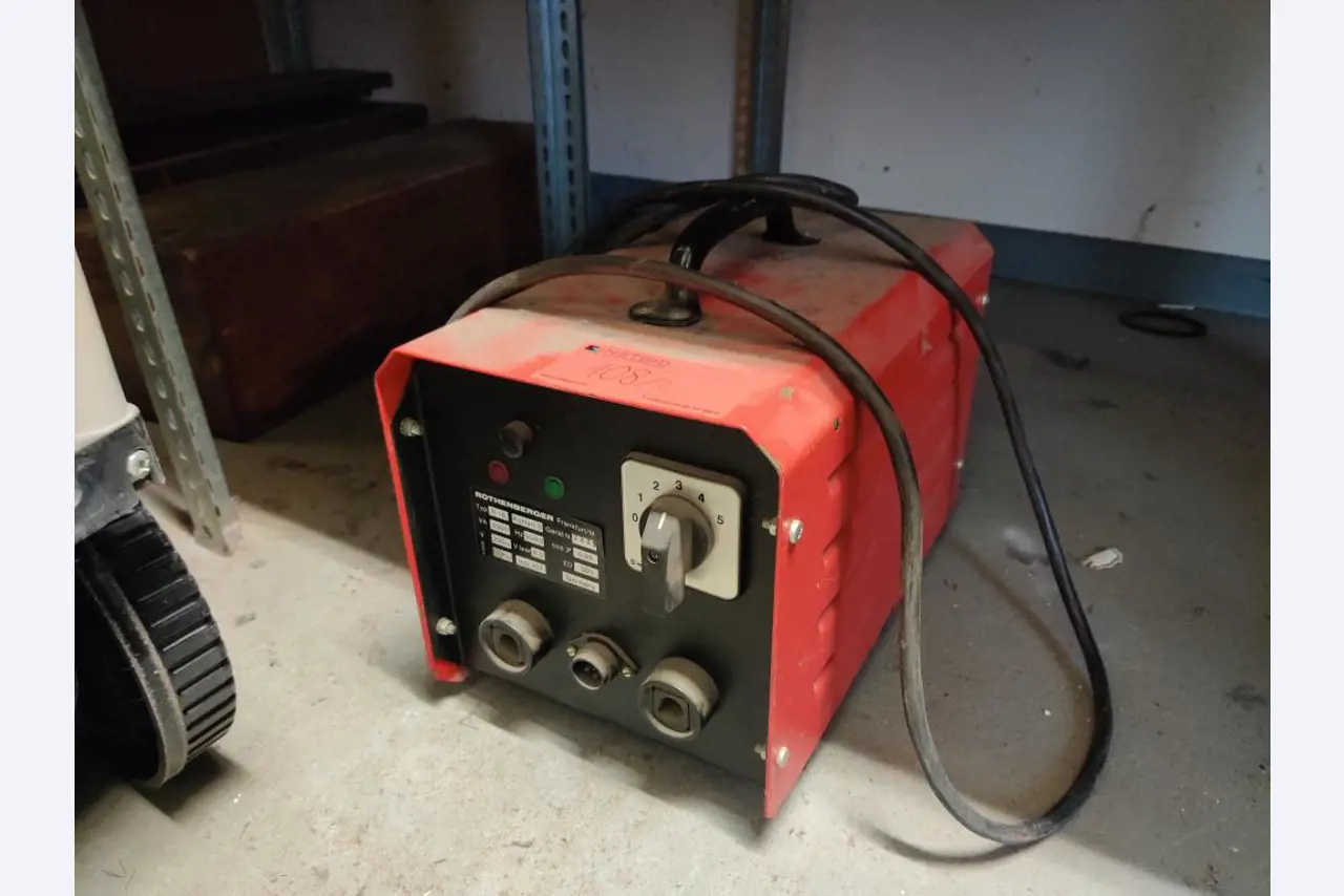 Equipos de taller y fontanería de la zona portuaria-1