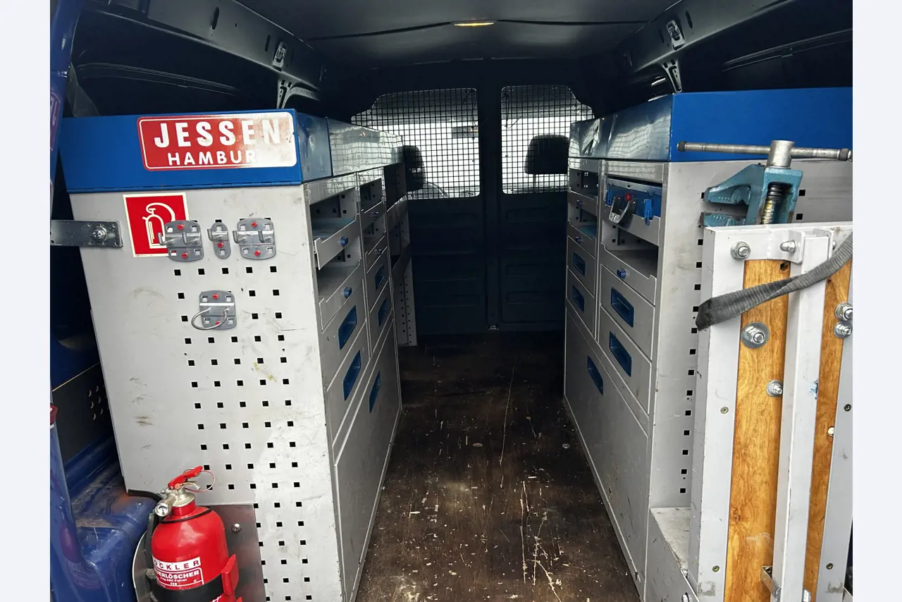 gepflegte Fahrzeuge aus dem Hafenumfeld-16