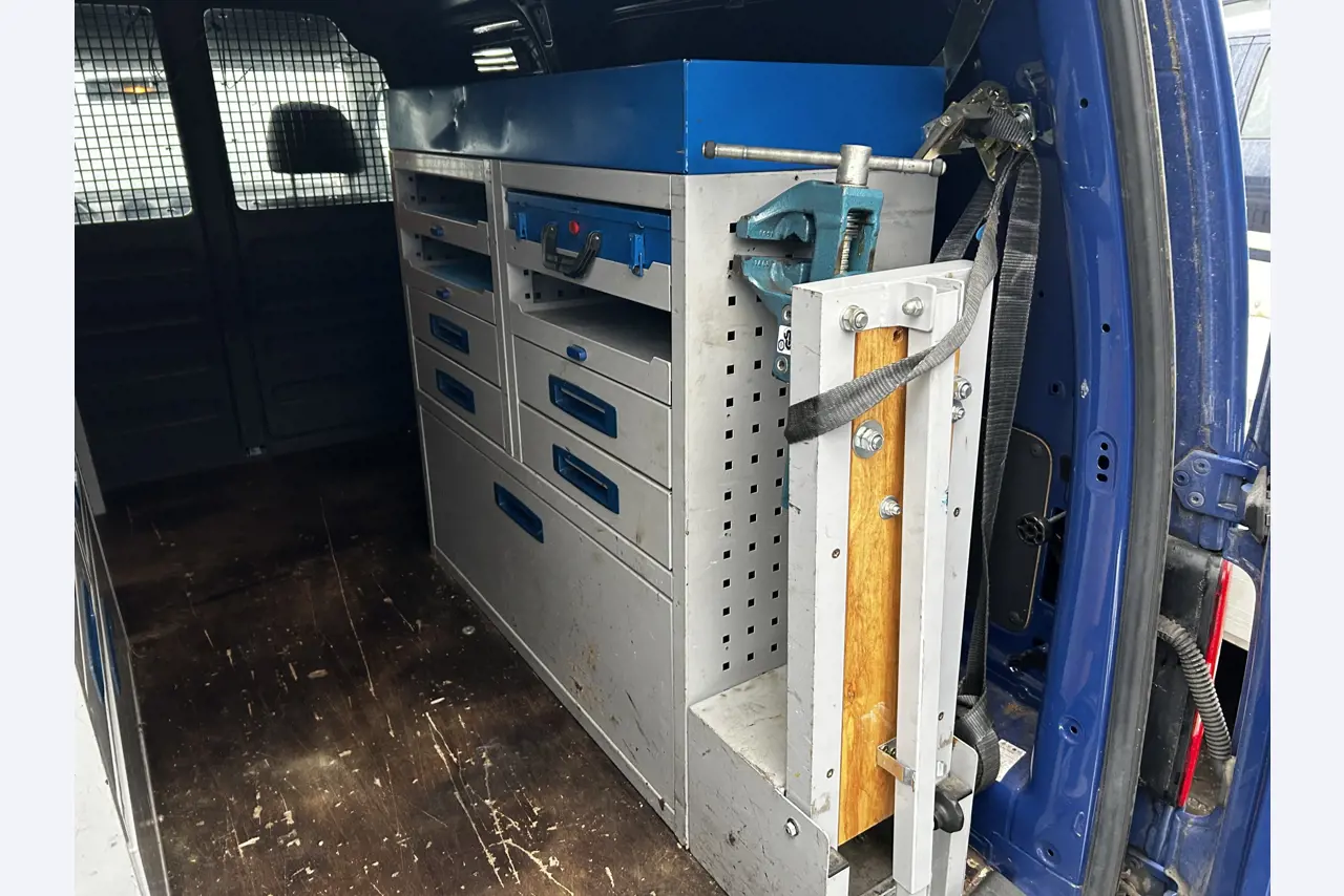 gepflegte Fahrzeuge aus dem Hafenumfeld-17