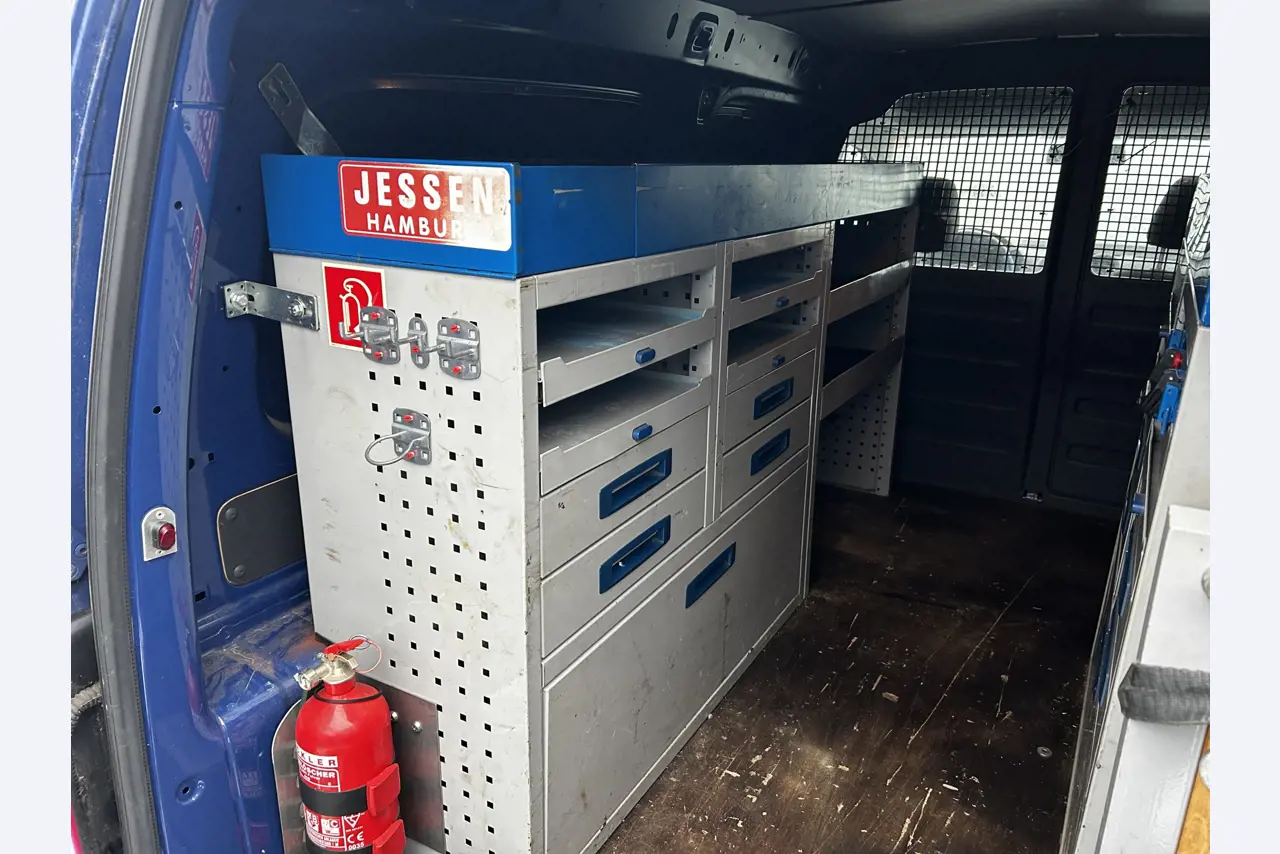 gepflegte Fahrzeuge aus dem Hafenumfeld-18