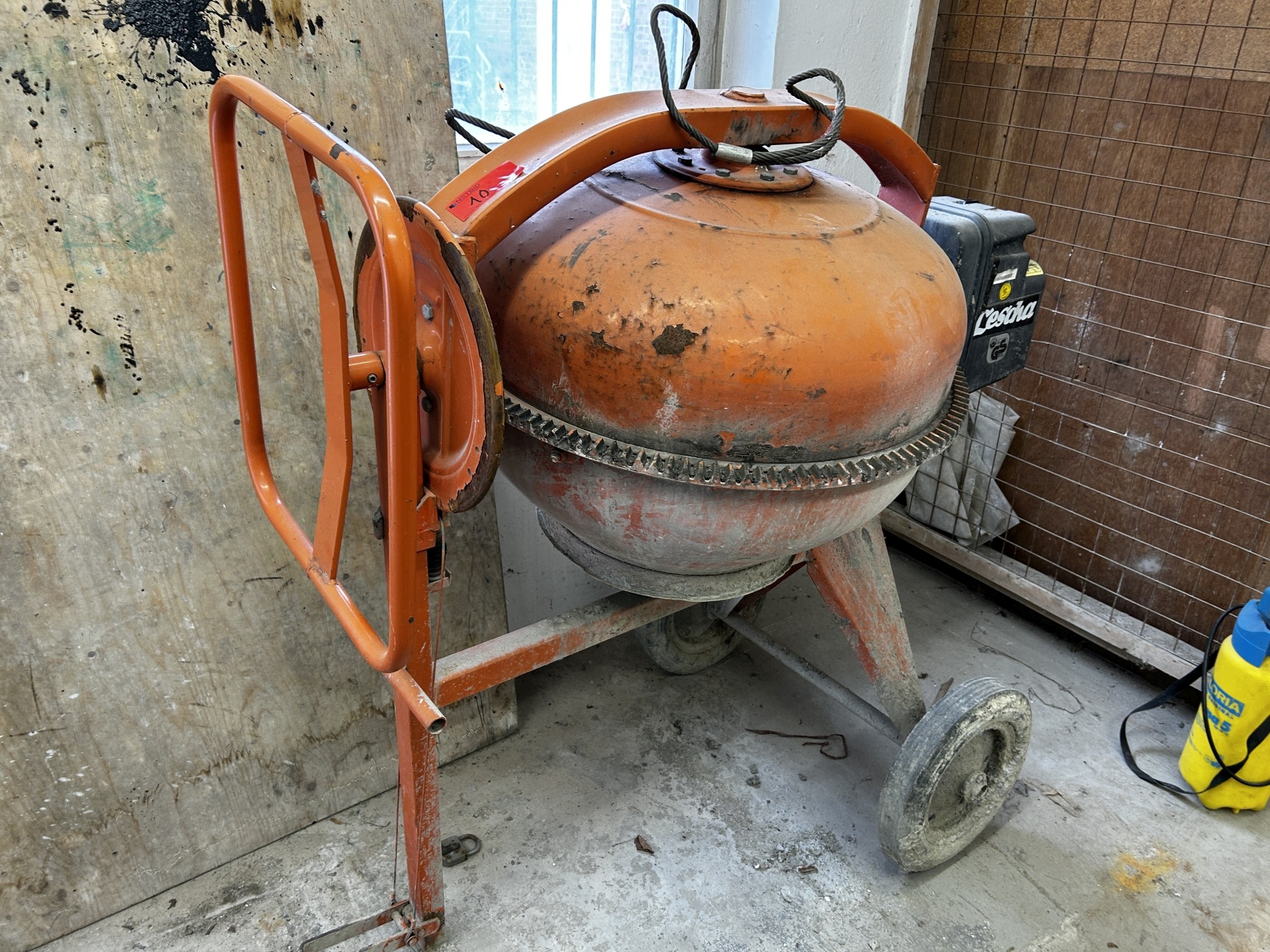 Dobro vzdrževani stroji za obdelavo lesa, odsesovalni sistemi in ročna orodja v lesarski delavnici/pristanišču-2