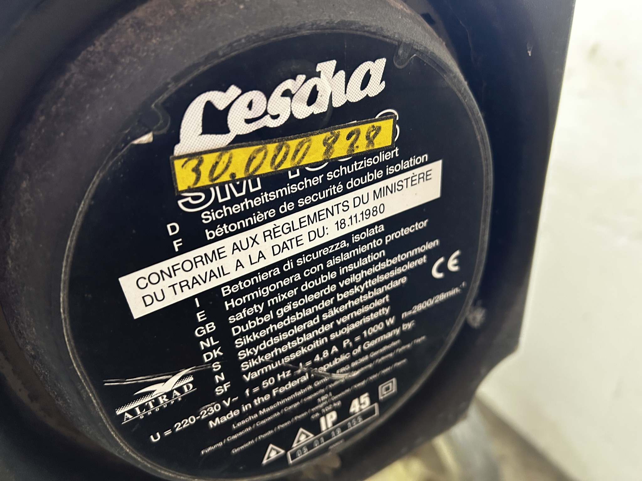 Dobro vzdrževani stroji za obdelavo lesa, odsesovalni sistemi in ročna orodja v lesarski delavnici/pristanišču-4