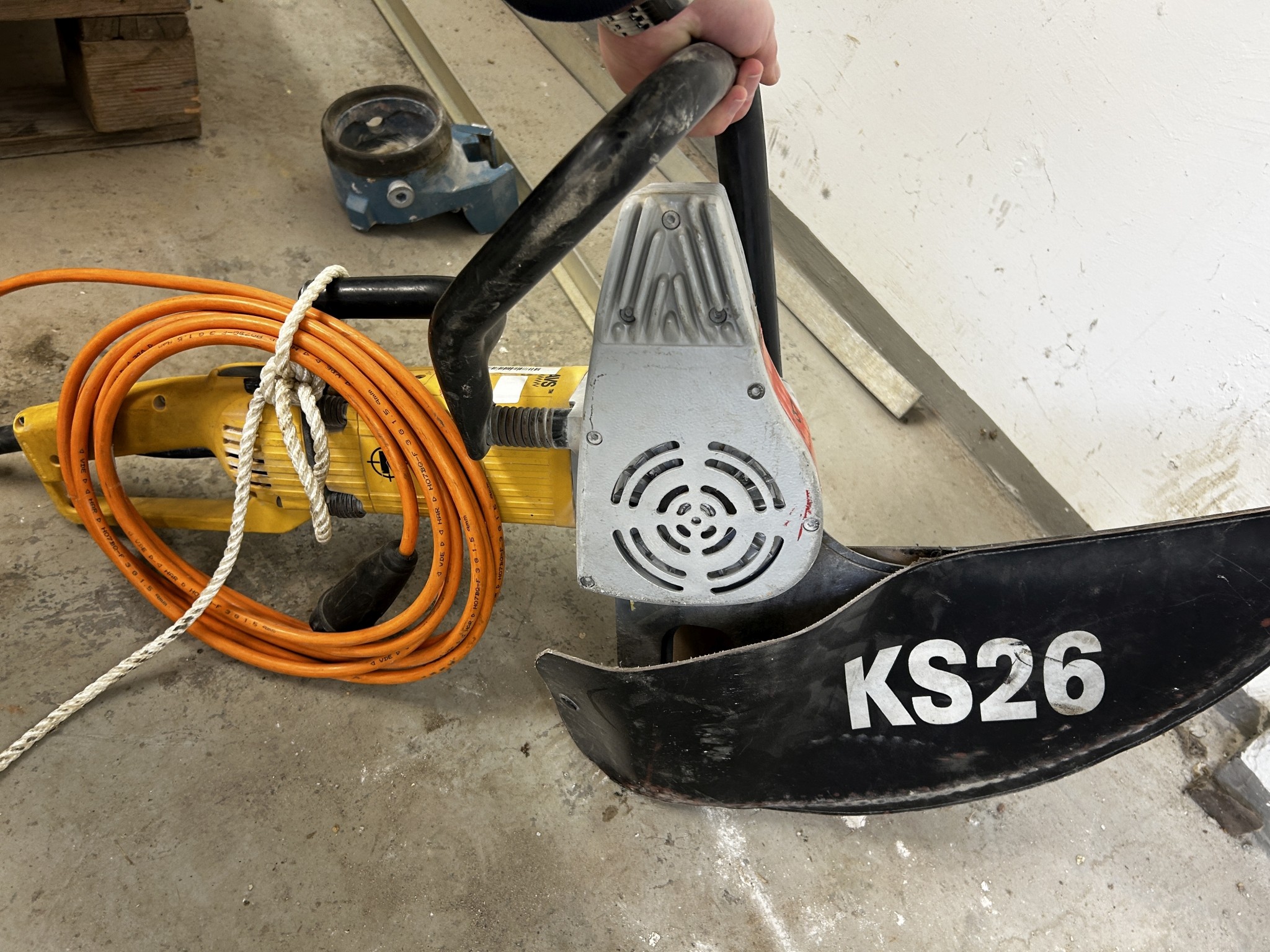 Dobro vzdrževani stroji za obdelavo lesa, odsesovalni sistemi in ročna orodja v lesarski delavnici/pristanišču-5