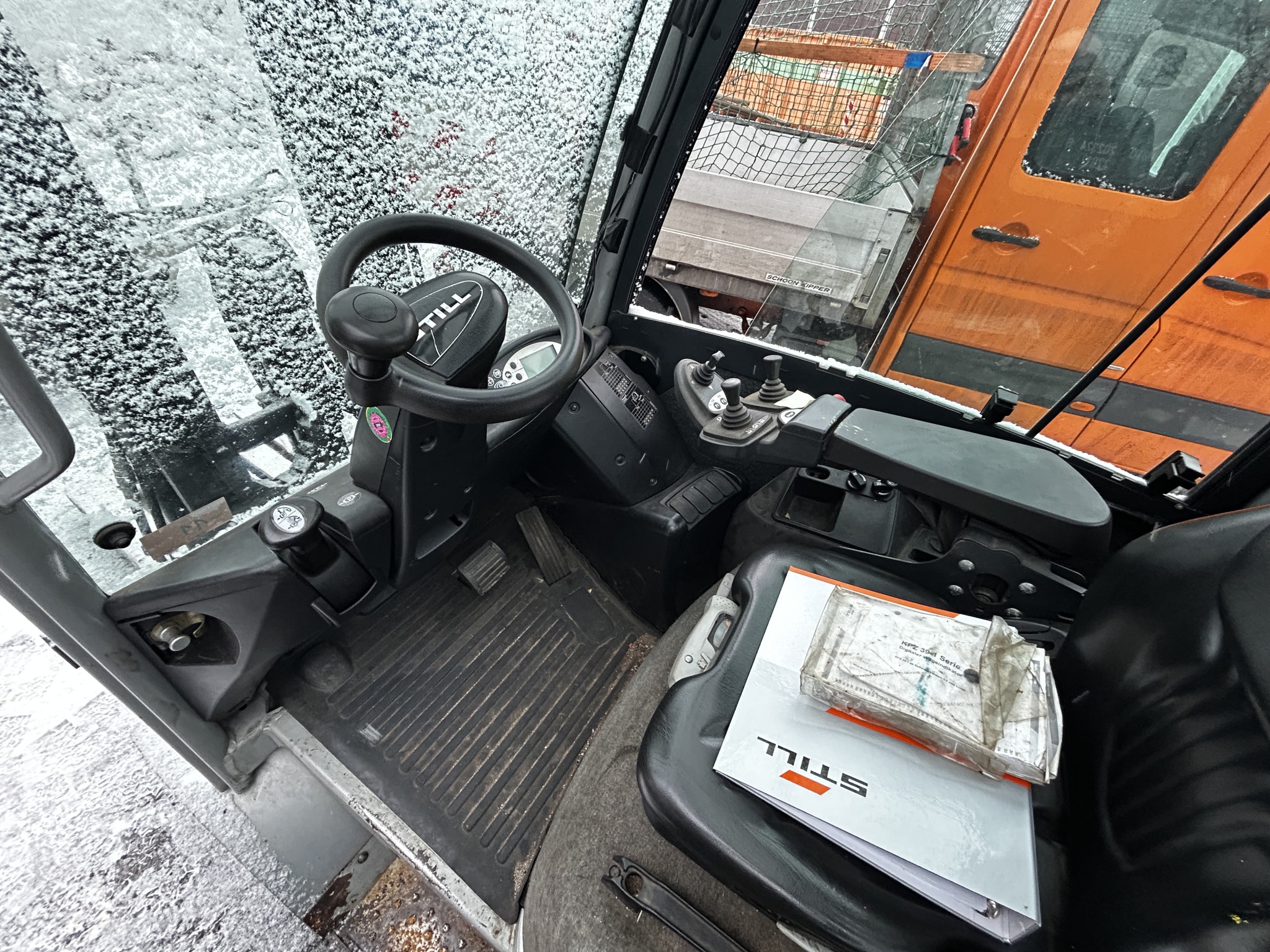 Dieselstapler sowie Radbagger mit Teleskoparm-23