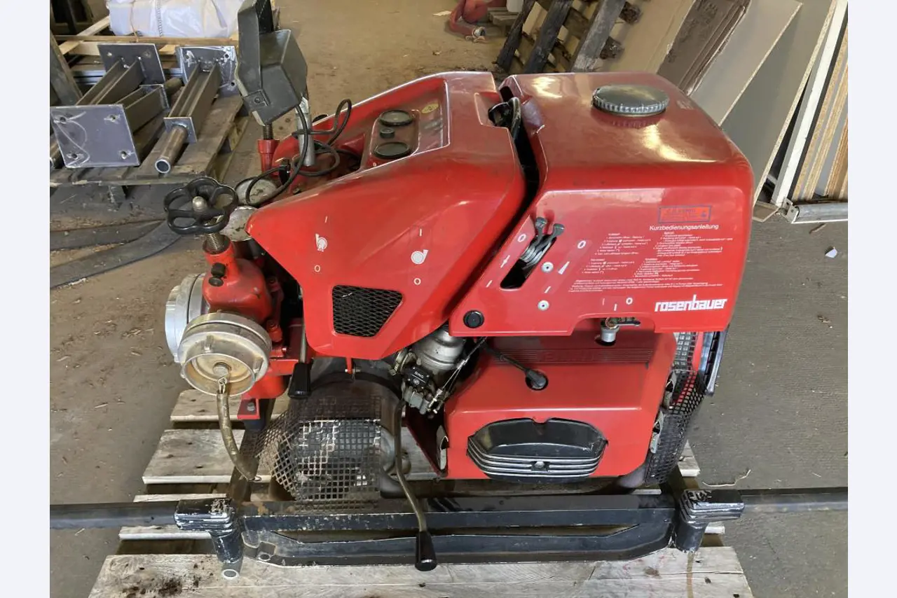 Máquinas para trabajar la madera, sistemas de extracción y herramientas manuales en buen estado en un taller/puerto de madera-6