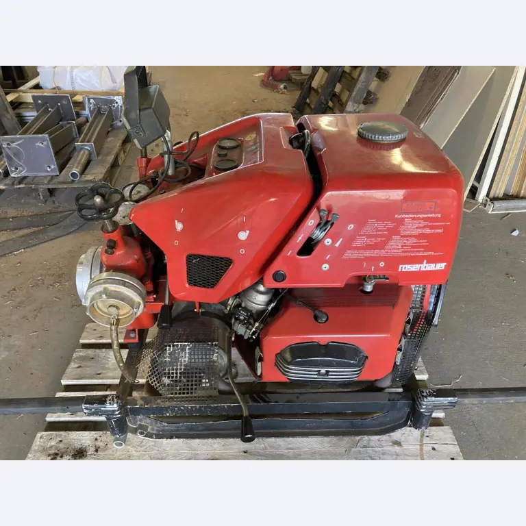 Máquinas para trabajar la madera, sistemas de extracción y herramientas manuales en buen estado en un taller/puerto de madera-6