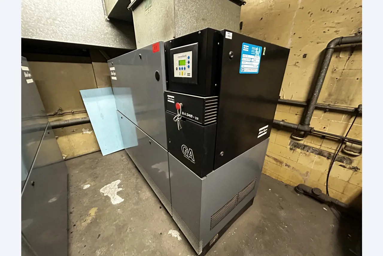 Máquinas para trabajar la madera, sistemas de extracción y herramientas manuales en buen estado en un taller/puerto de madera-7