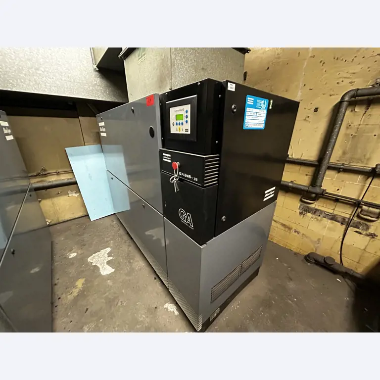 Máquinas para trabajar la madera, sistemas de extracción y herramientas manuales en buen estado en un taller/puerto de madera-7