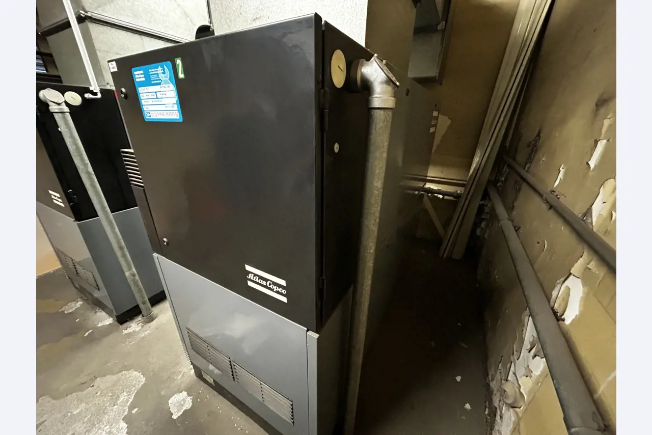 Máquinas para trabajar la madera, sistemas de extracción y herramientas manuales en buen estado en un taller/puerto de madera-1