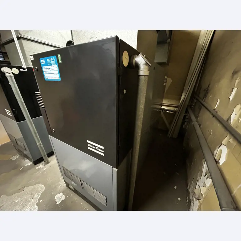 Máquinas para trabajar la madera, sistemas de extracción y herramientas manuales en buen estado en un taller/puerto de madera-1