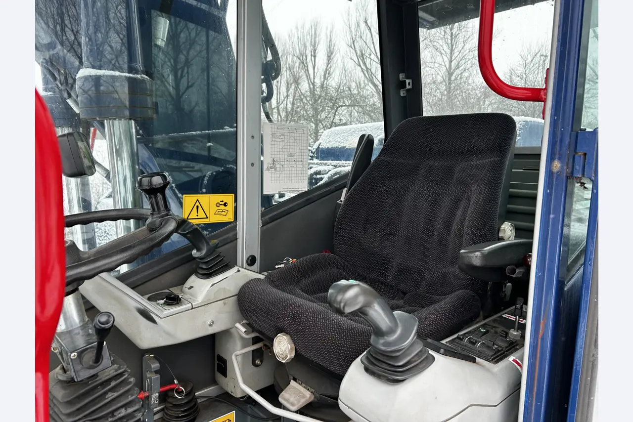 Vehículos en buen estado de la zona portuaria-9