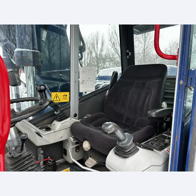 Vehículos en buen estado de la zona portuaria-9