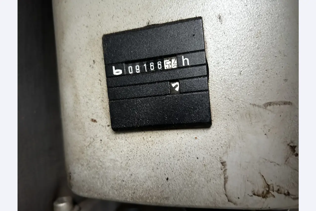 Vehículos en buen estado de la zona portuaria-10