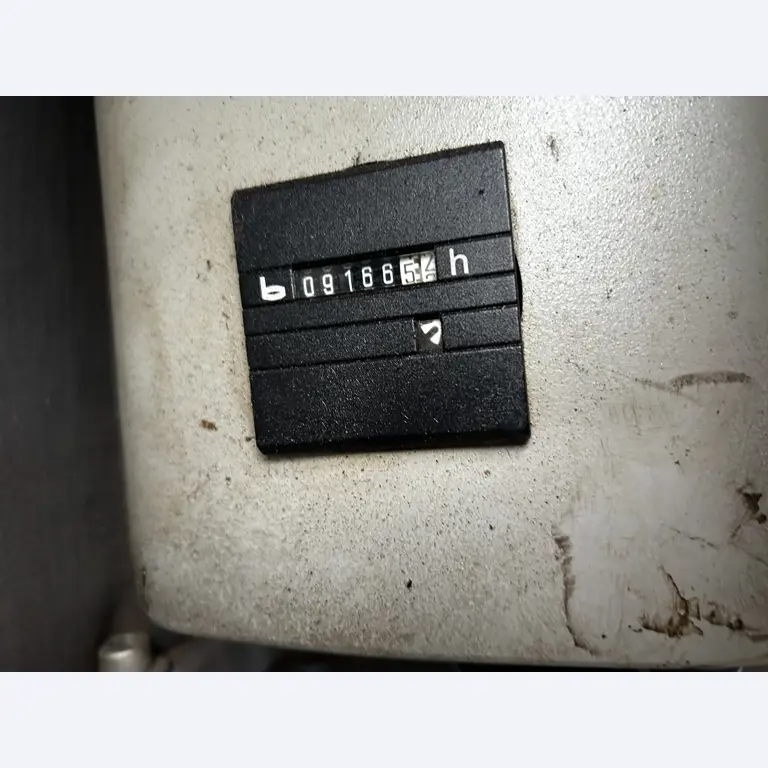 Vehículos en buen estado de la zona portuaria-10