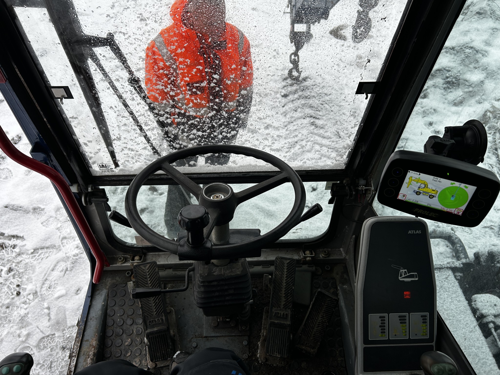 Vehículos en buen estado de la zona portuaria-11