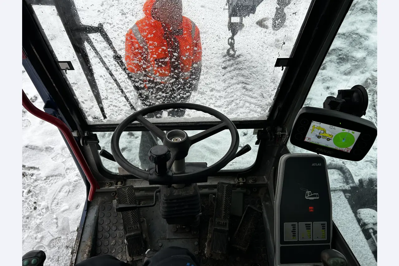 Vehículos en buen estado de la zona portuaria-11