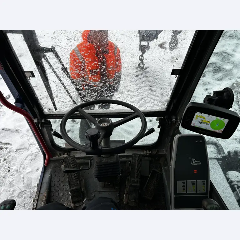 Vehículos en buen estado de la zona portuaria-11