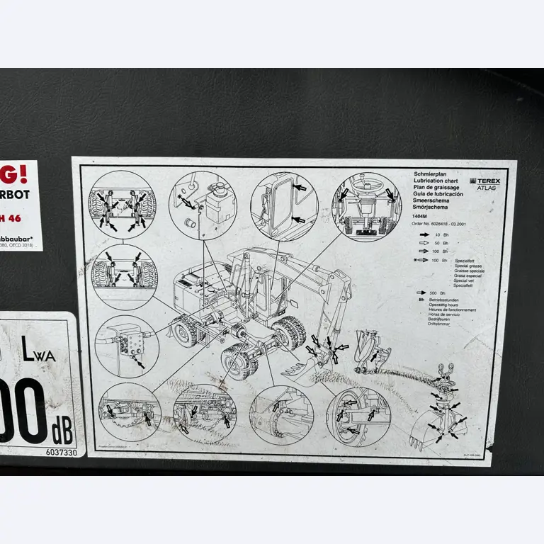 Vehículos en buen estado de la zona portuaria-12