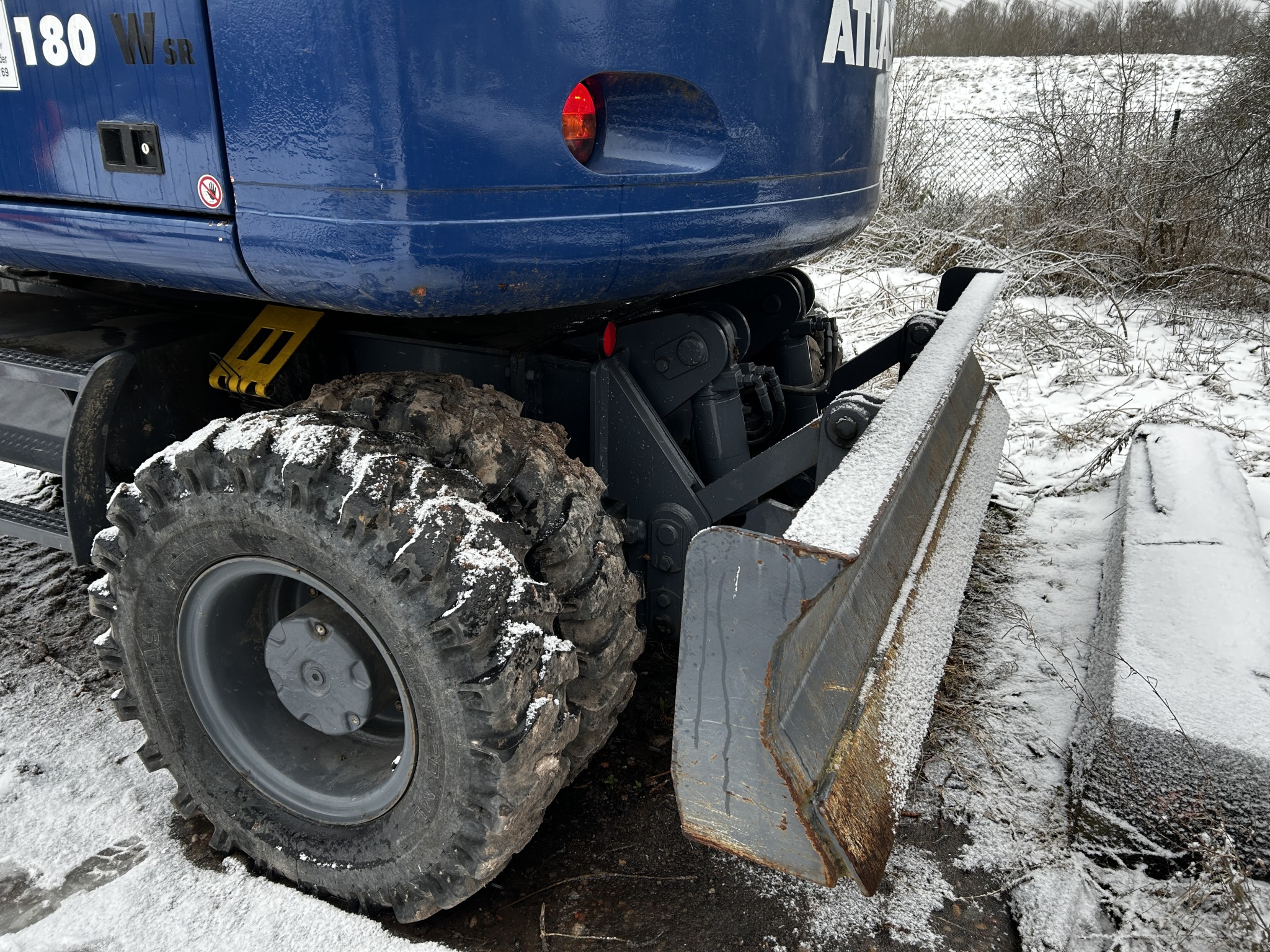Vehículos en buen estado de la zona portuaria-13