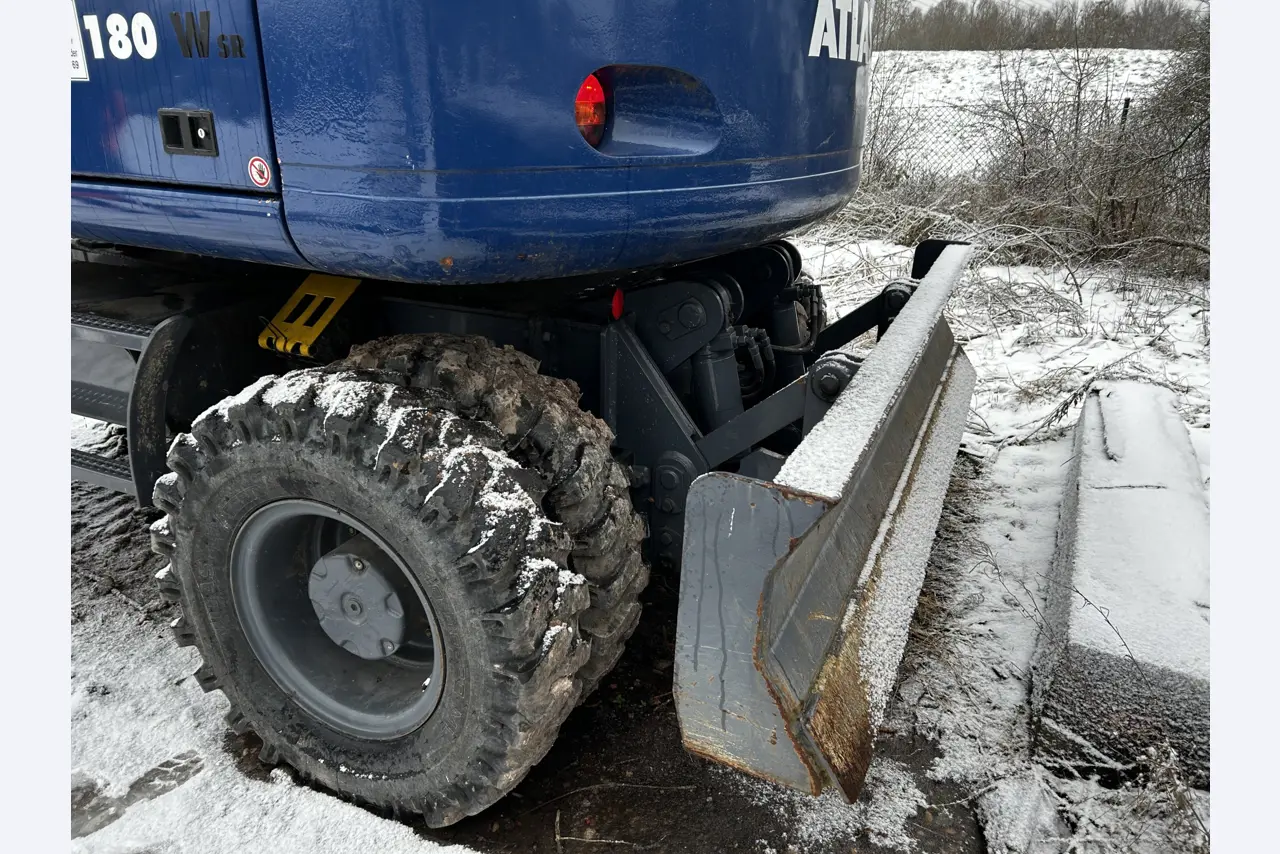 Vehículos en buen estado de la zona portuaria-13